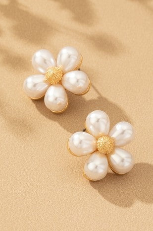 Pearl flower stud earrings